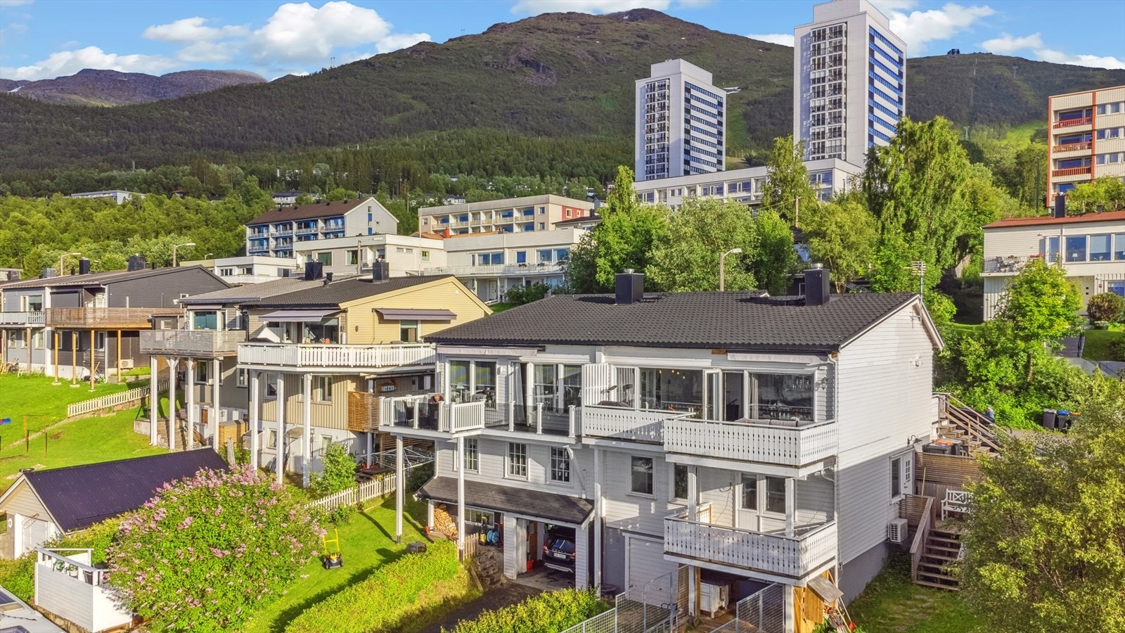 Boligen strekker seg over 3 plan og har flotte utearealer med hage, balkonger og terrasser, samt garasje. Galleribilde