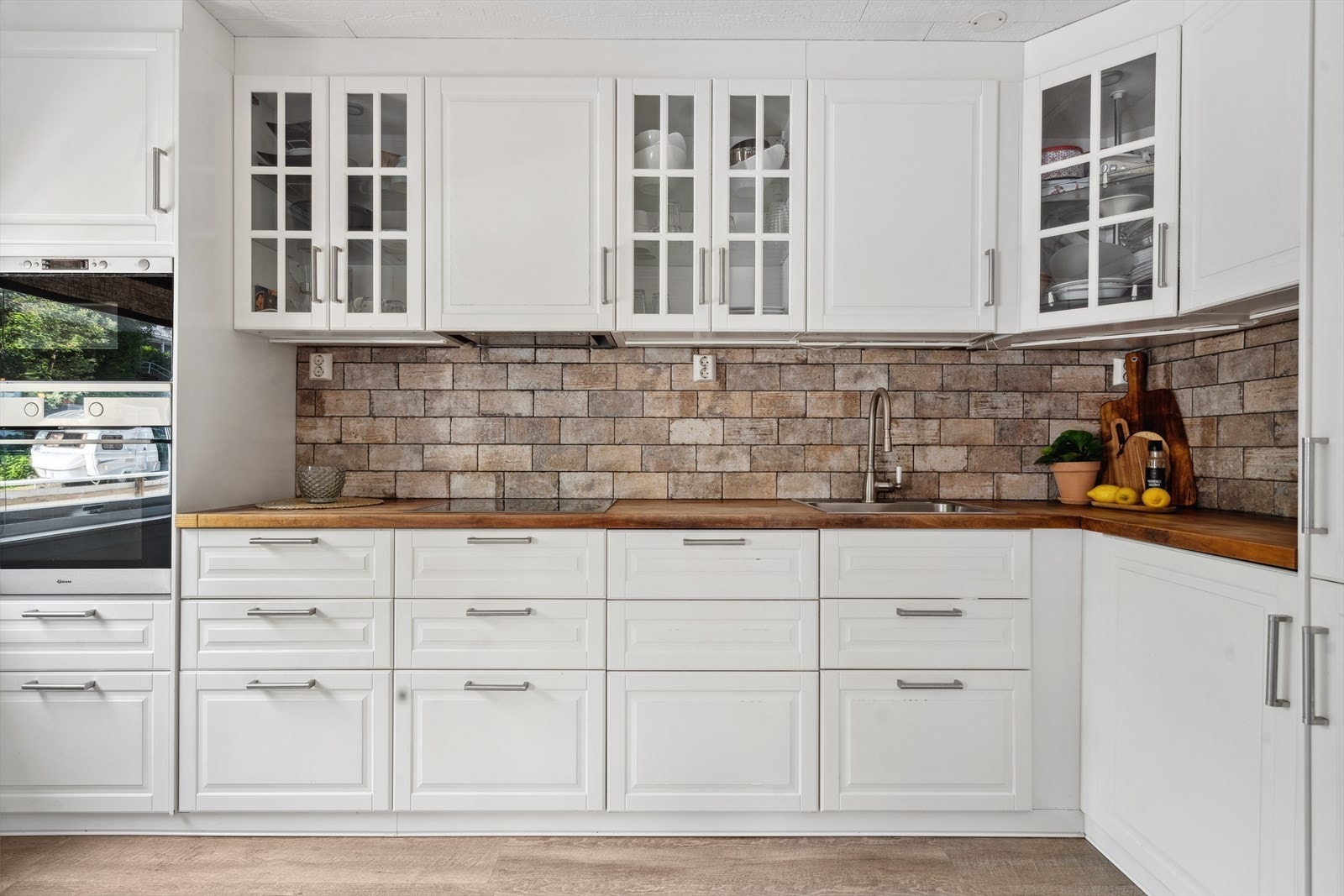 Tidløst kjøkken fra 2016 med lyse, profilerte fronter. Galleribilde