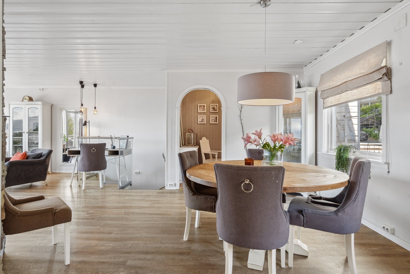 God plass for spisebord i praktisk nærhet til kjøkkenet. Galleribilde