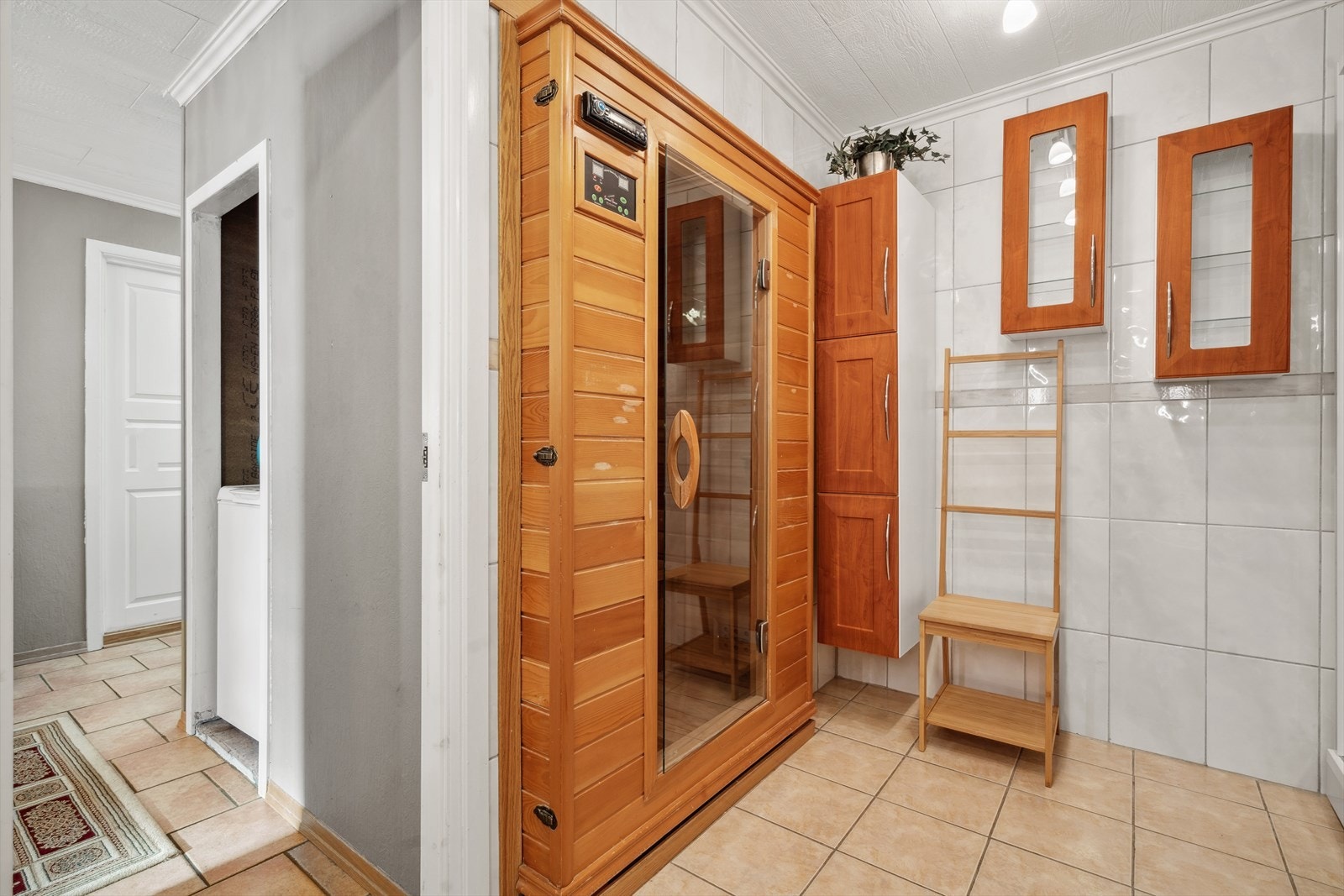 Videre er badet utstyrt med badstue og dusjkabinett. Galleribilde