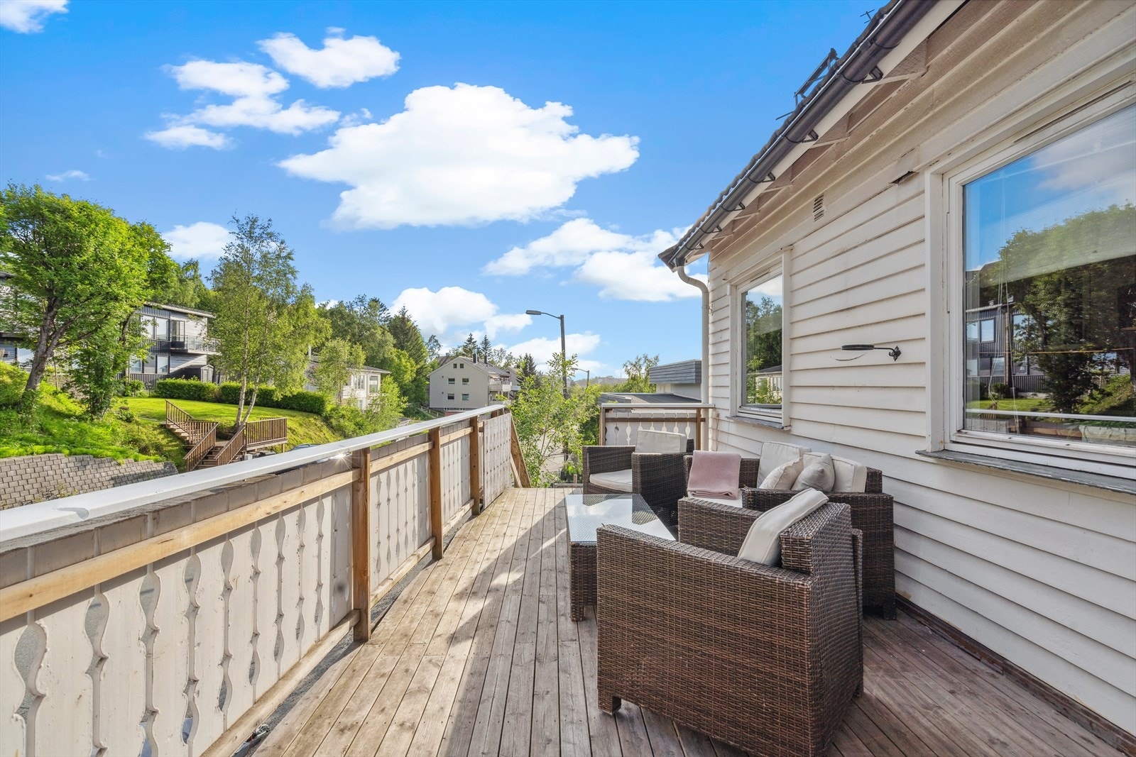 Veranda ved inngangspartiet med morgen- og formiddagssol. Galleribilde