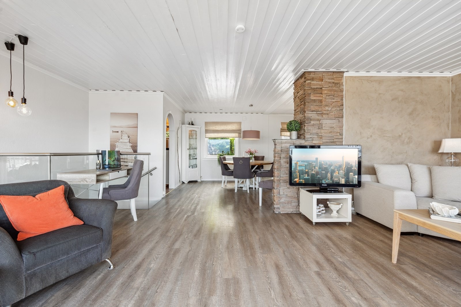 Romslig stue og kjøkken, som er utformet i delvis åpen løsning. Galleribilde