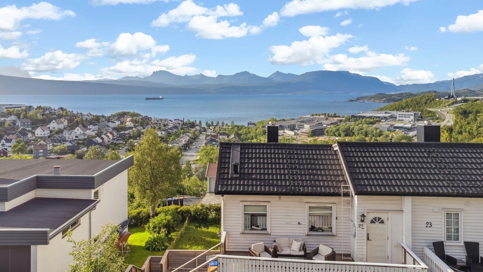 Flott vertikaldelt enebolig med svært sentral beliggenhet. Galleribilde