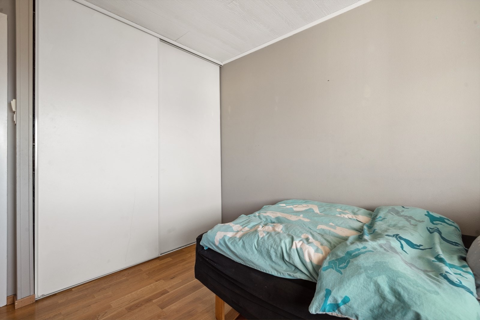 Romslig skyvedørsgarderobe. Galleribilde