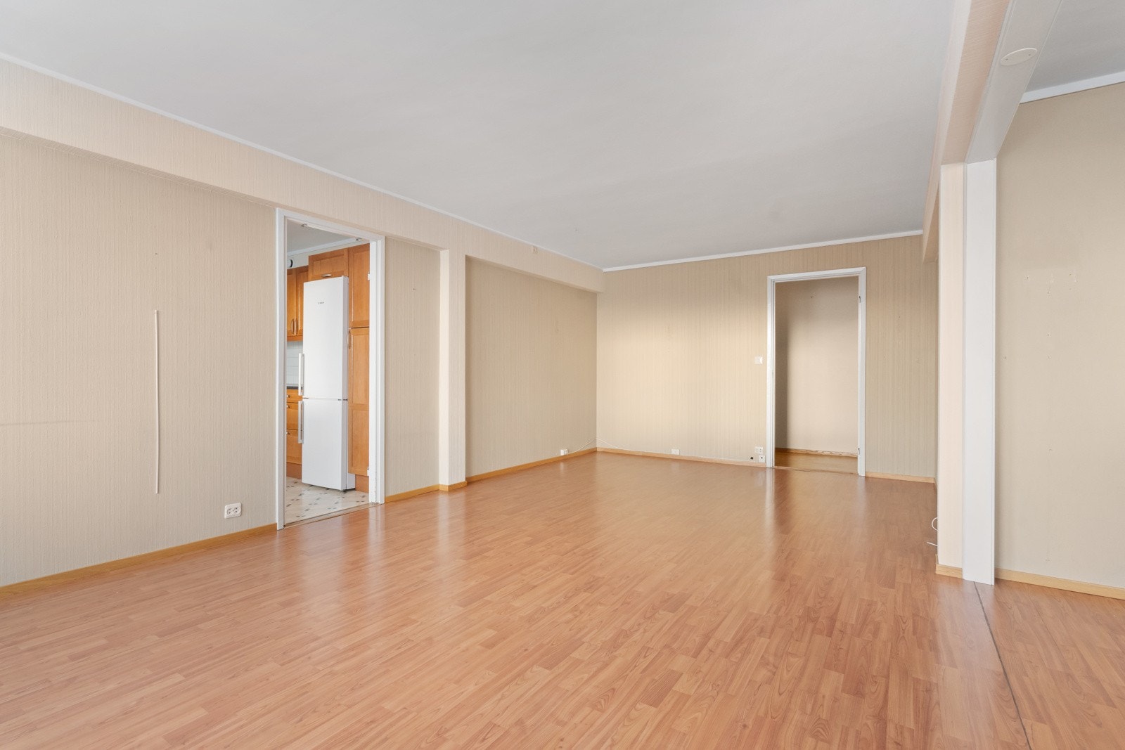 I stuen er det god plass til både sofa- og tv-møblement. Galleribilde