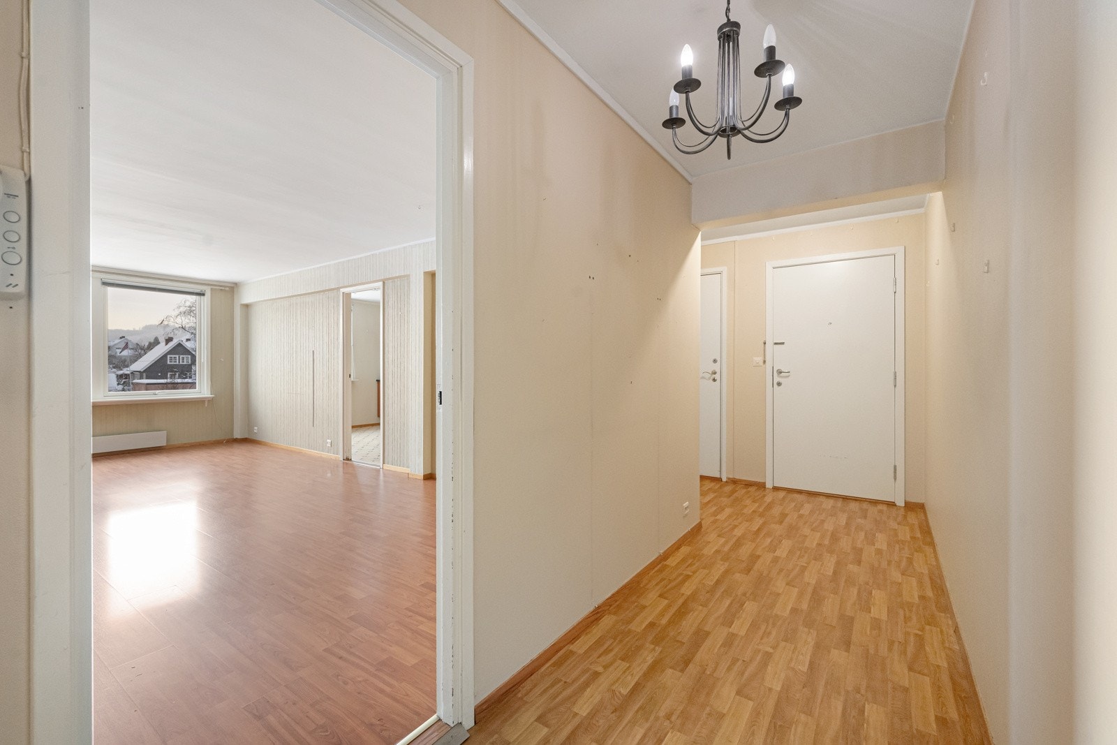 Leiligheten har et klassisk preg med malte himlinger, tapet, malt strie og fliser på veggene, samt gulv av laminat, fliser og gulvbelegg. Galleribilde