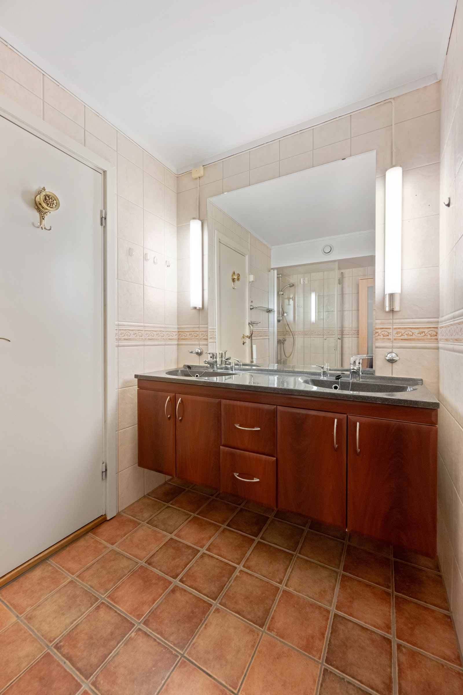 Badet er flislagt med oppvarming via gulvvarme. Galleribilde