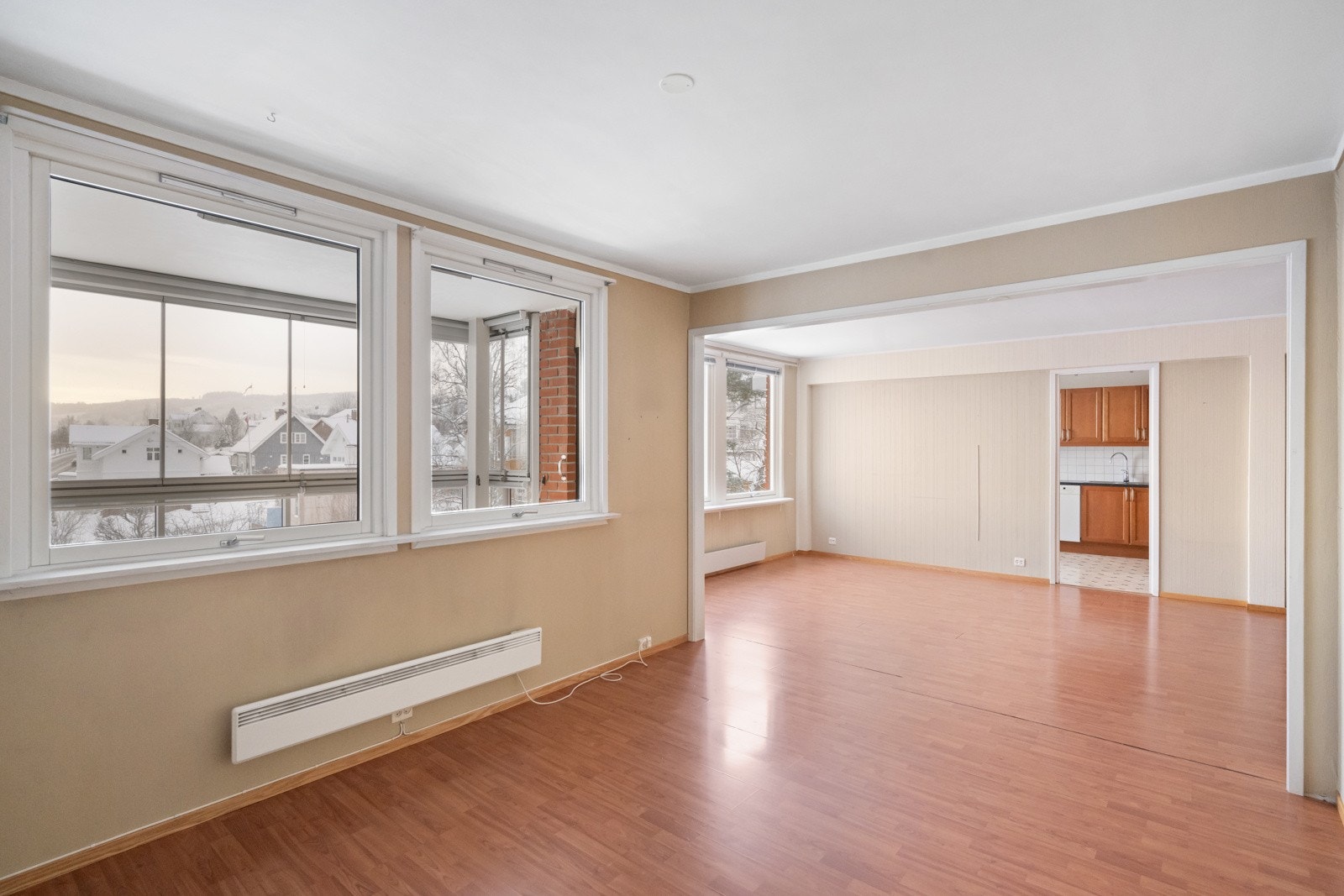 Leiligheten varmes opp med panelovner og gulvvarme på badet - en komfortabel løsning som sikrer et godt inneklima året rundt. Galleribilde