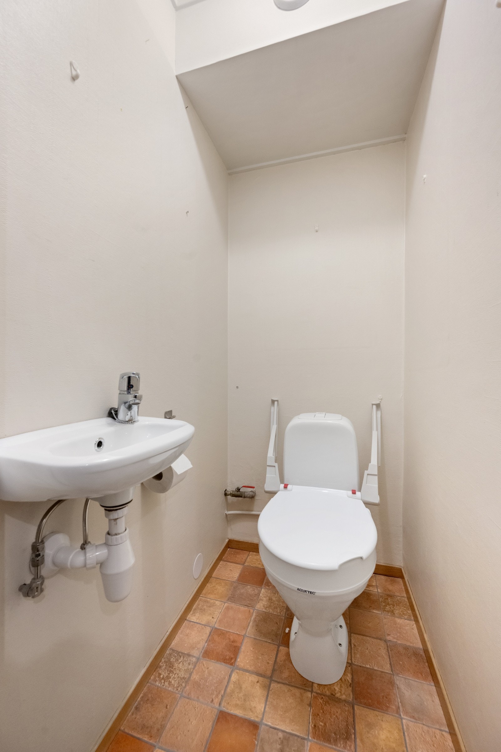 Separat toalettrom med wc og servant. Galleribilde