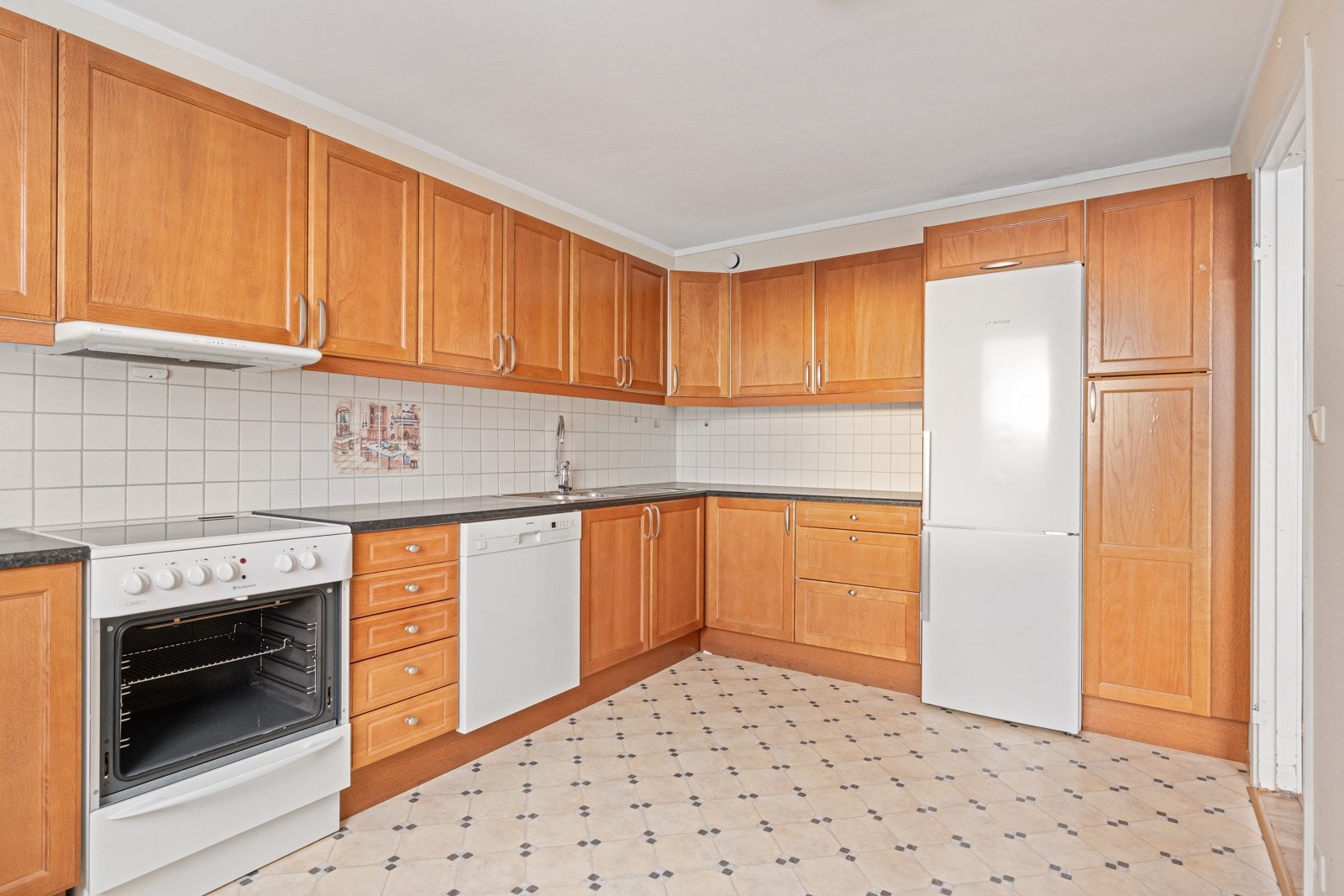 Plass til spisebord med stoler på kjøkkenet. Galleribilde