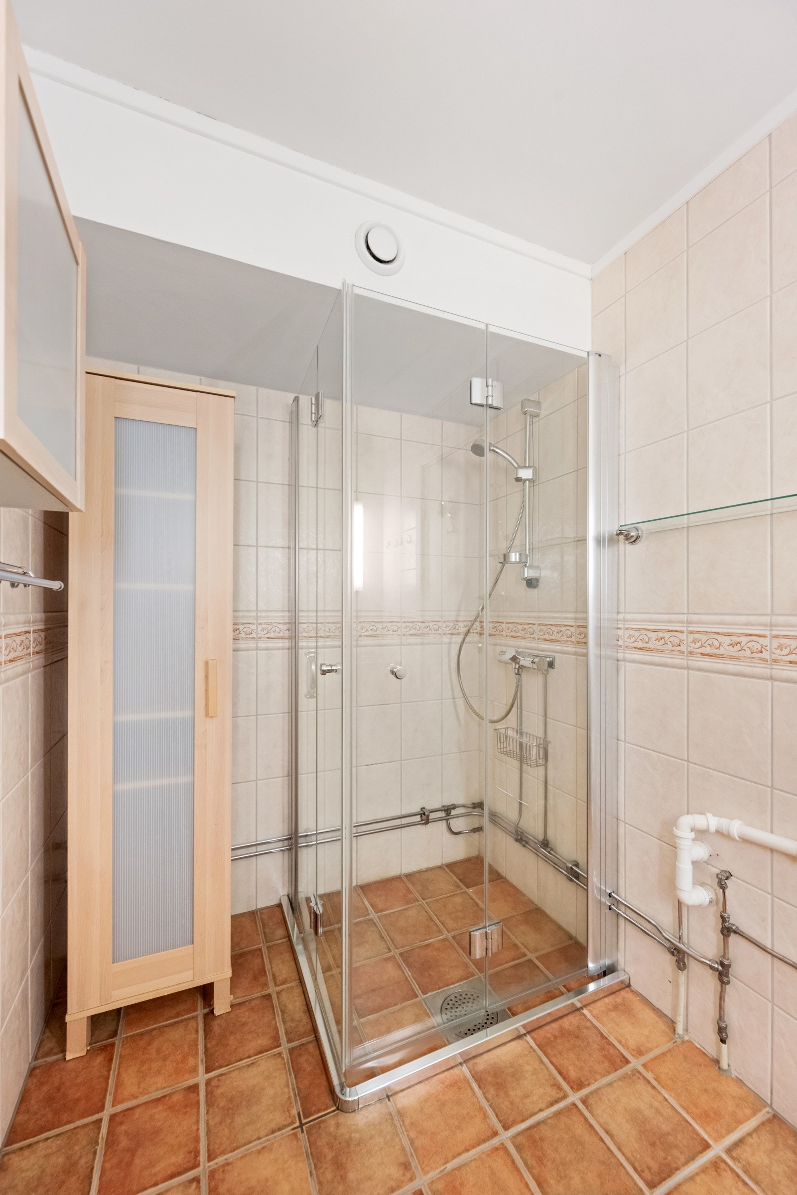 Badet er innredet med alle nødvendige fasiliteter. Galleribilde