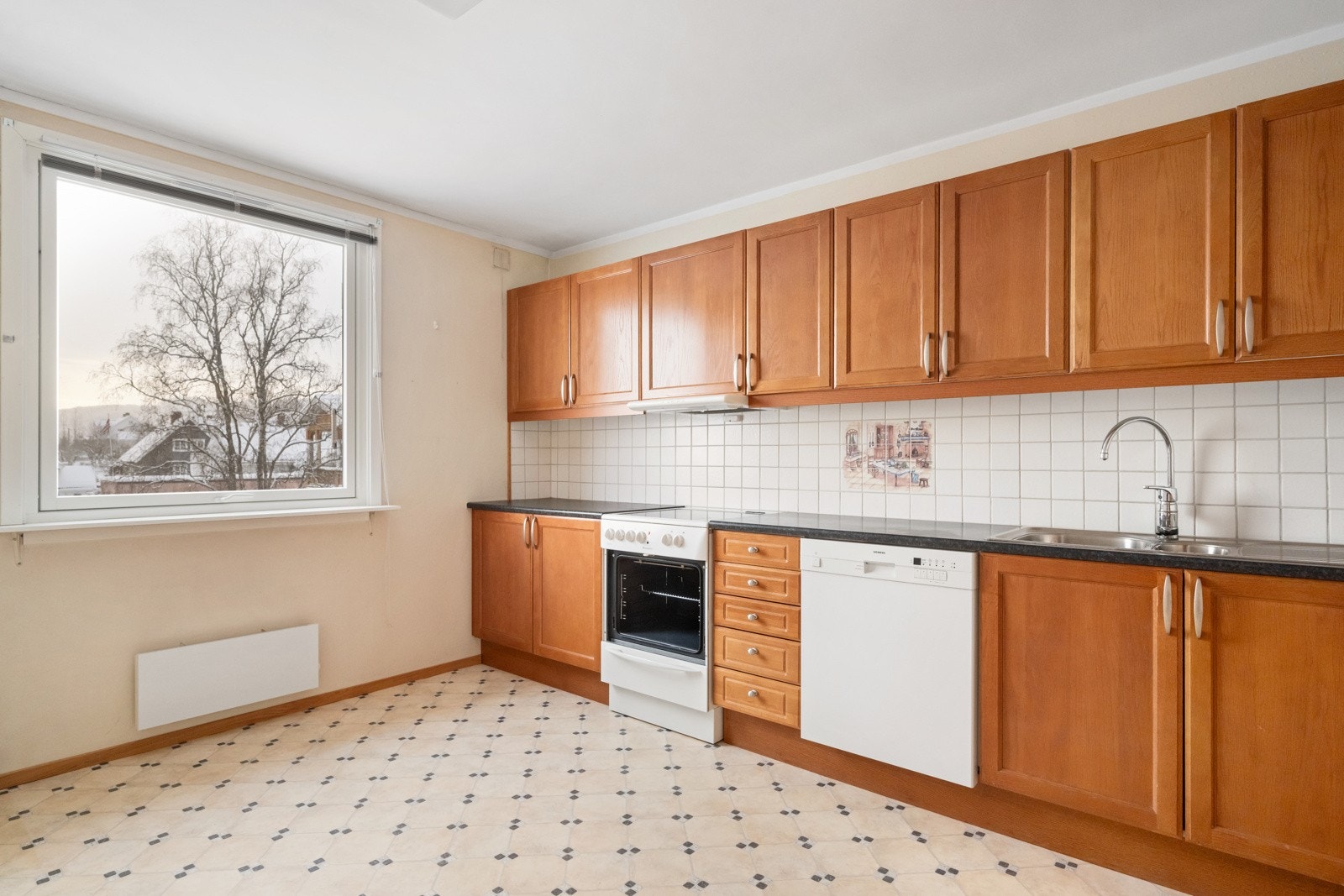 Separat kjøkken med god skap- og benkeplass. Plass til nødvendige hvitevarer i innredning. Galleribilde