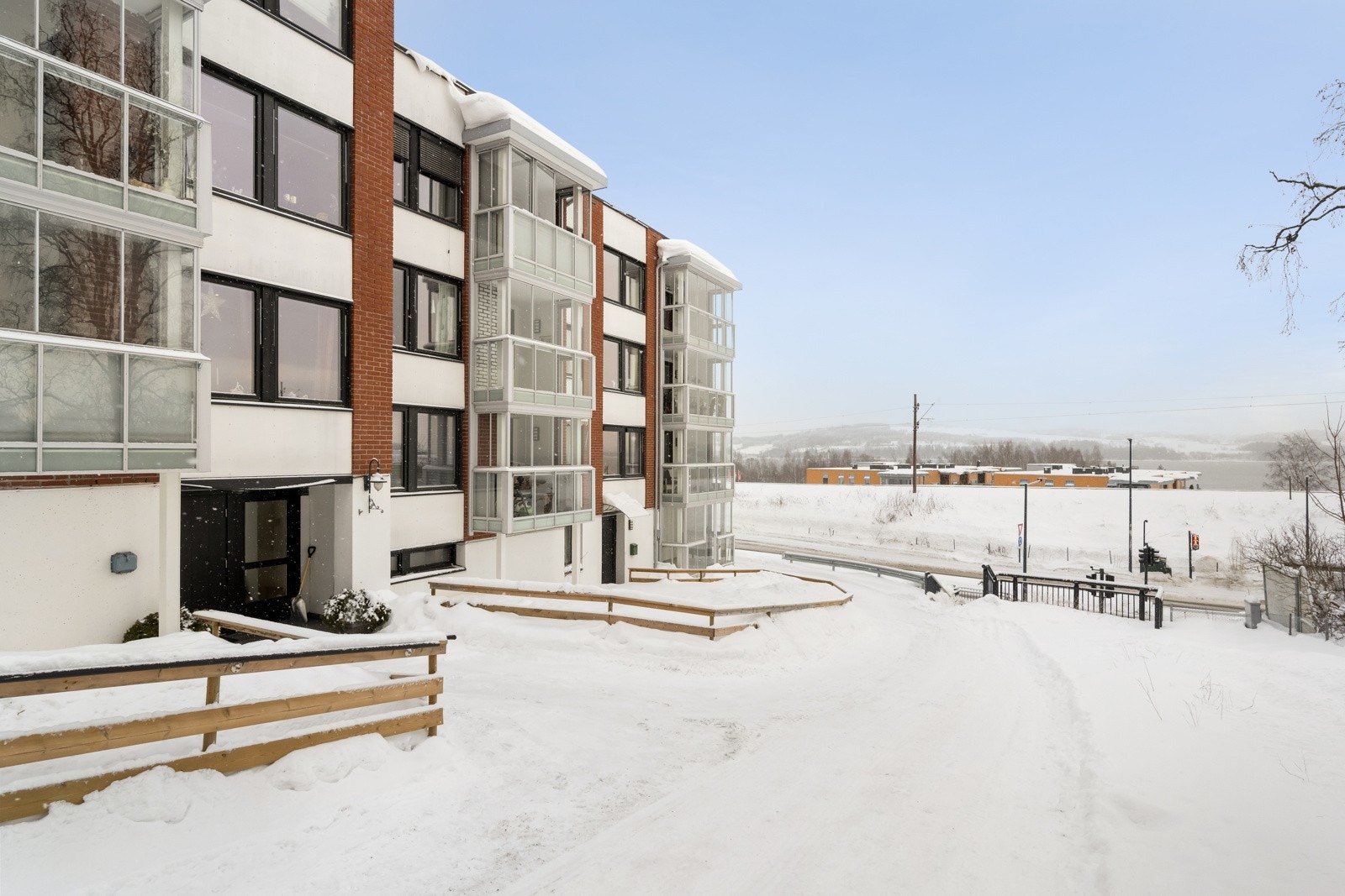 Borettslaget ligger sentralt til med gangsvatnd til alle byens fasiliteter. Galleribilde