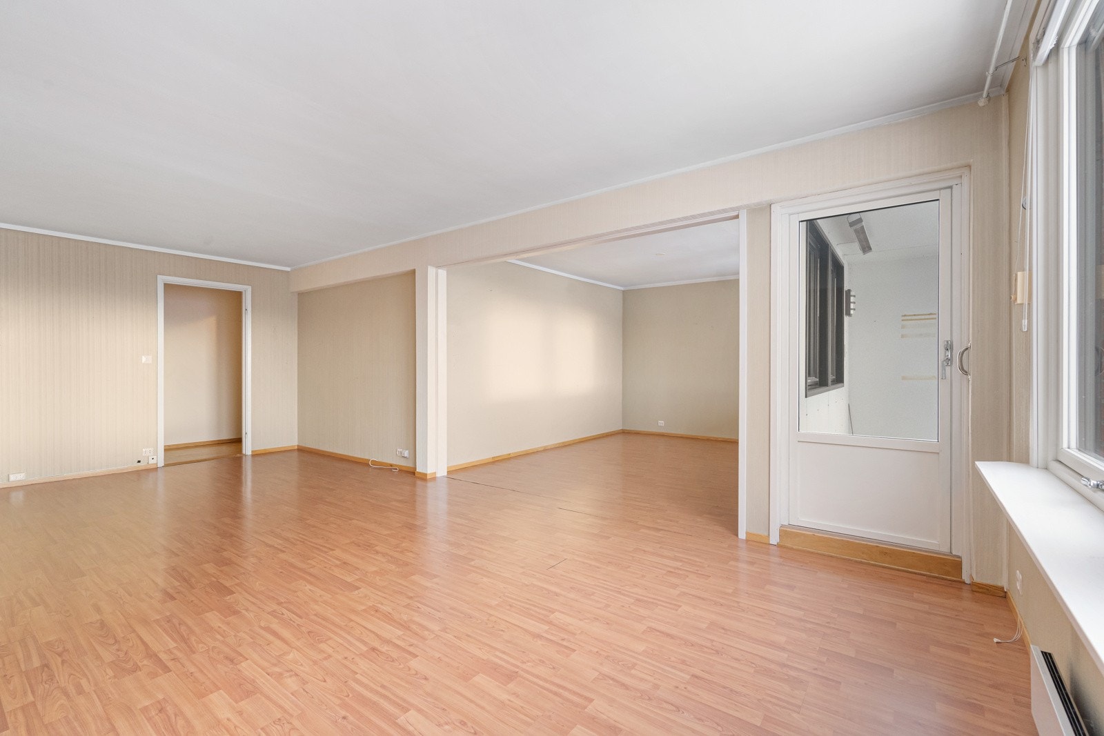 Stuen er lys og romselig. Opprinnelig soverom nr 2 er i dag tatt inn som en del av stuen. Her kan du enkelt sette opp en vegg dersom du har behov for 2 soverom. Galleribilde