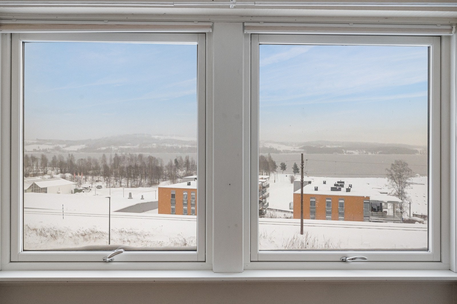 Flere rom i leiligheten har flott utsikt utover Mjøsa og mot Hedmarken. Galleribilde