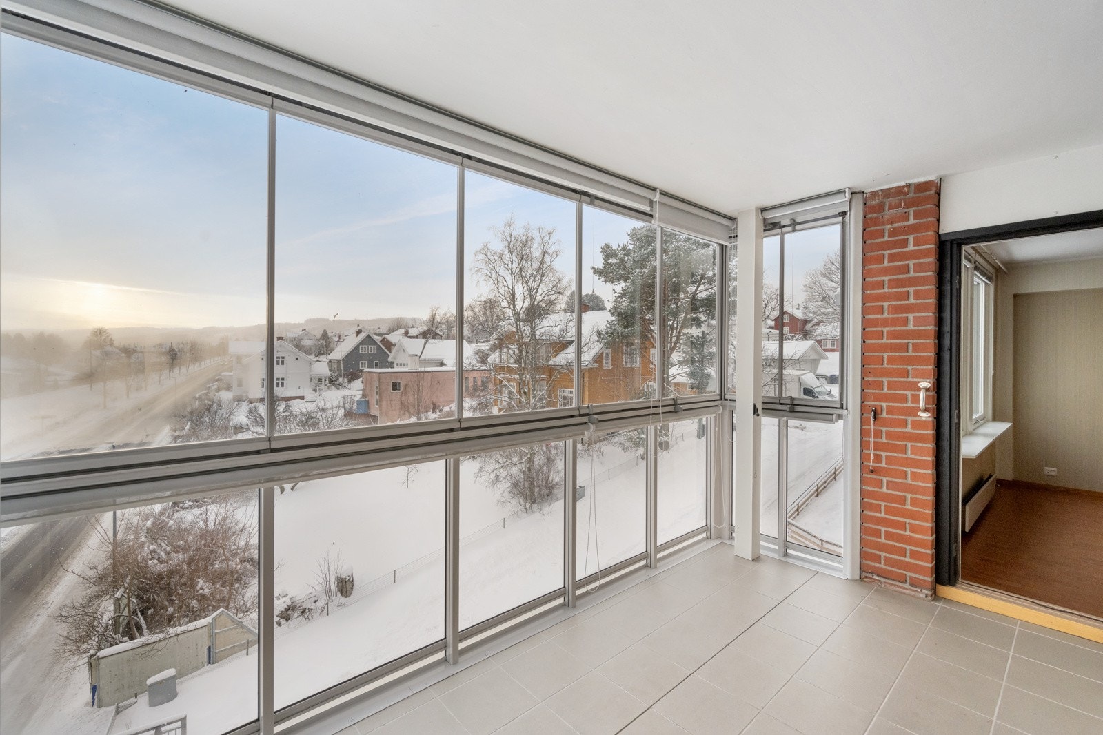 Fra stuen er det utgang til innglasset balkong mot nordøst. Galleribilde