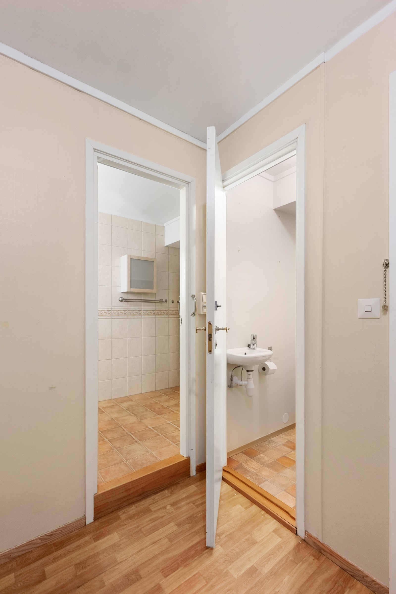 Leiligheten har bad og separat toalettrom. Galleribilde