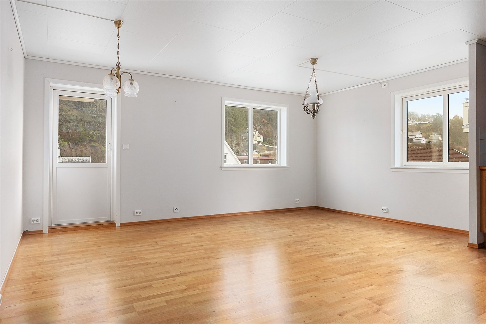 Fin stue godt med vinduer som slipper lys samt utgang til balkong. Galleribilde