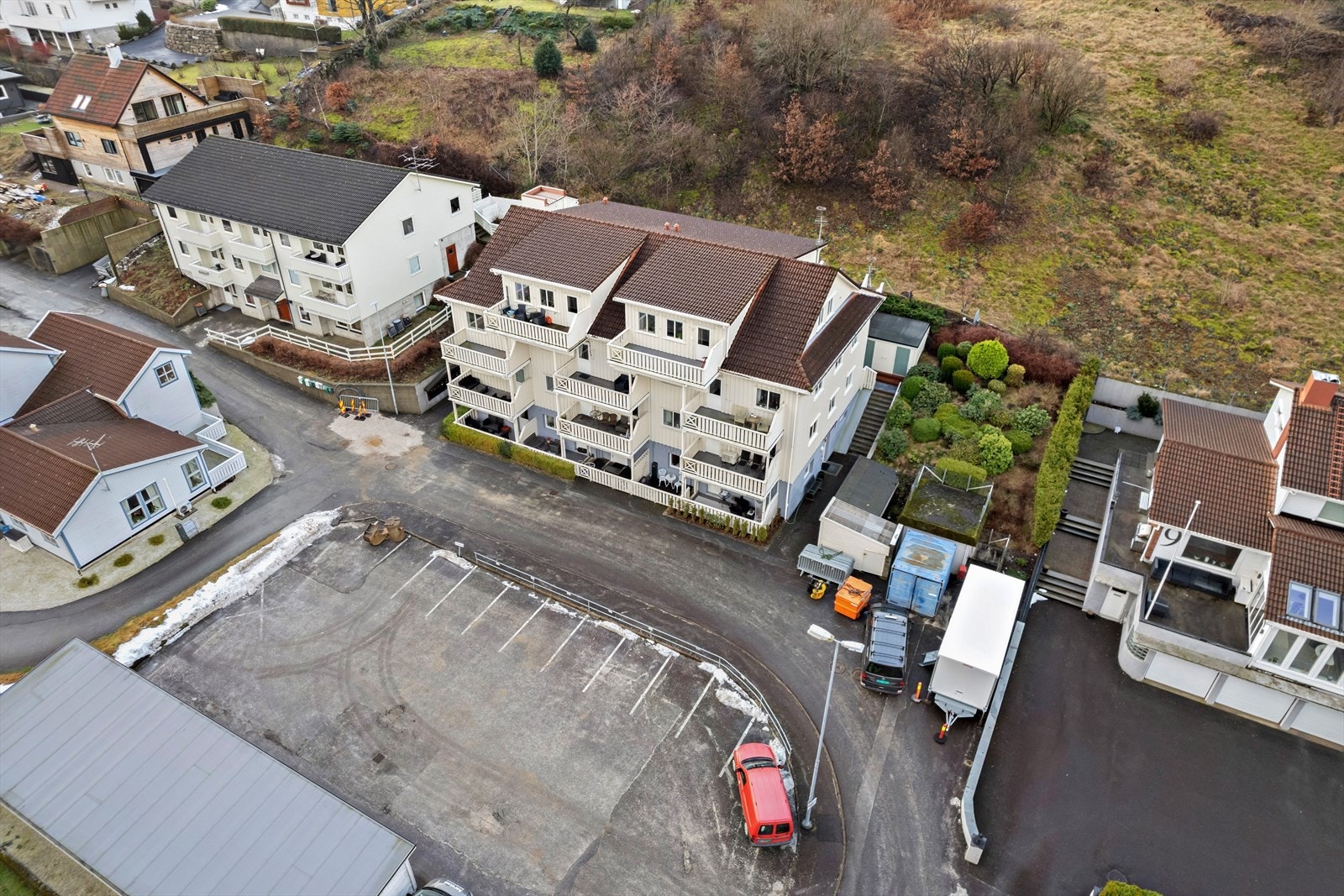 Parkeringsplasser like ved bygget Galleribilde
