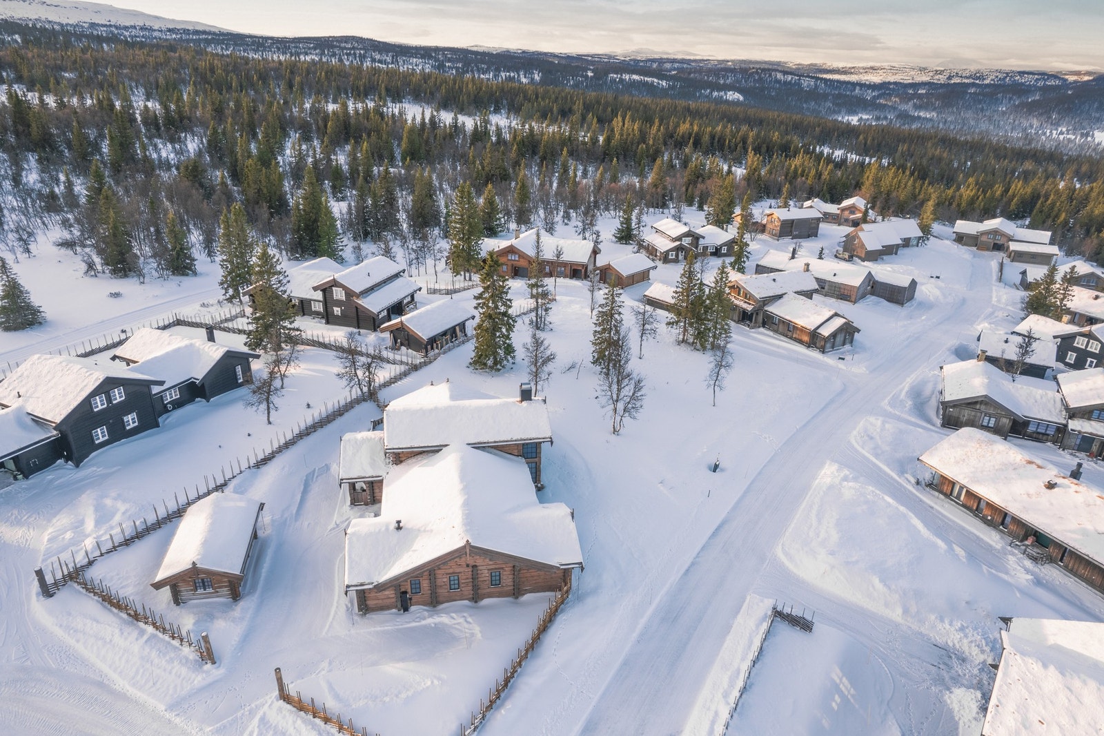 Varden er det nyeste hytteområde på Kvitfjells vestside. Dette er Kvitfjells tredje fjellside på den mest familievennlige fjellsiden, med brede, flotte grønne og blå løyper. Galleribilde