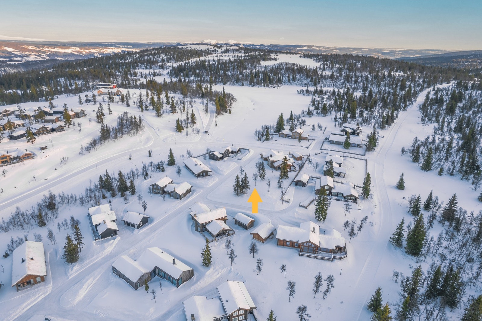 Tilbringerløype til alpinbakken grenser til tomta og går bak hytta. Man kan gå på langerennski rett fra hytta og 200 meter opp til toppstasjonen i tilbringerløya. Galleribilde