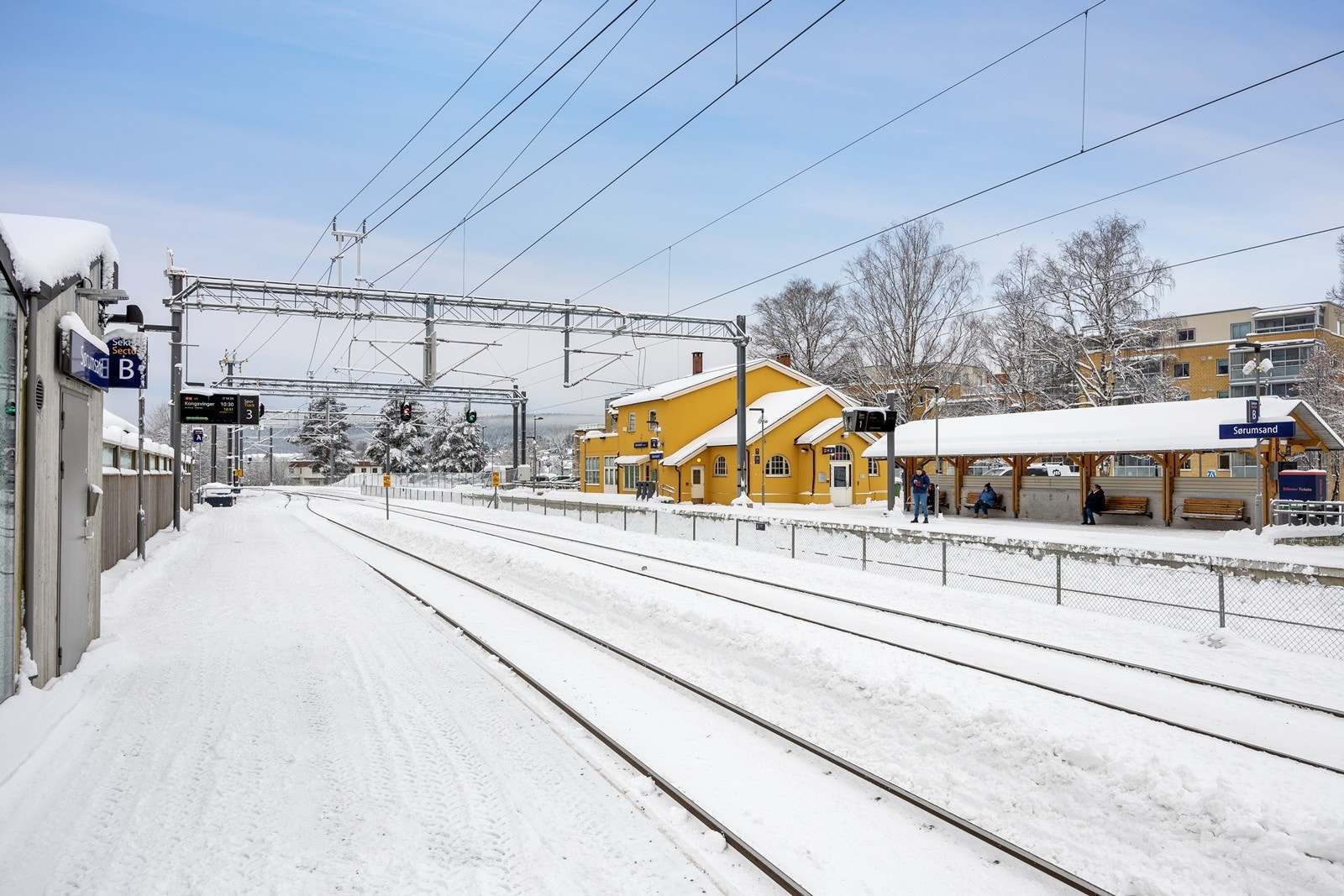Fra Sørumsand togstasjon går det tog til Kongsvinger og Asker via Lillestrøm, og Oslo. Galleribilde