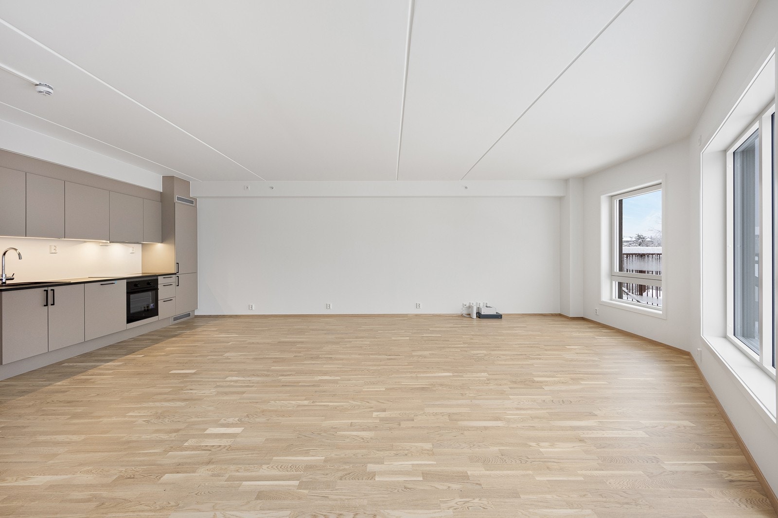 Leiligheten har stue og kjøkken av god størrelse med flere valgmuligheter for plassering av sofa og spisestue. Galleribilde