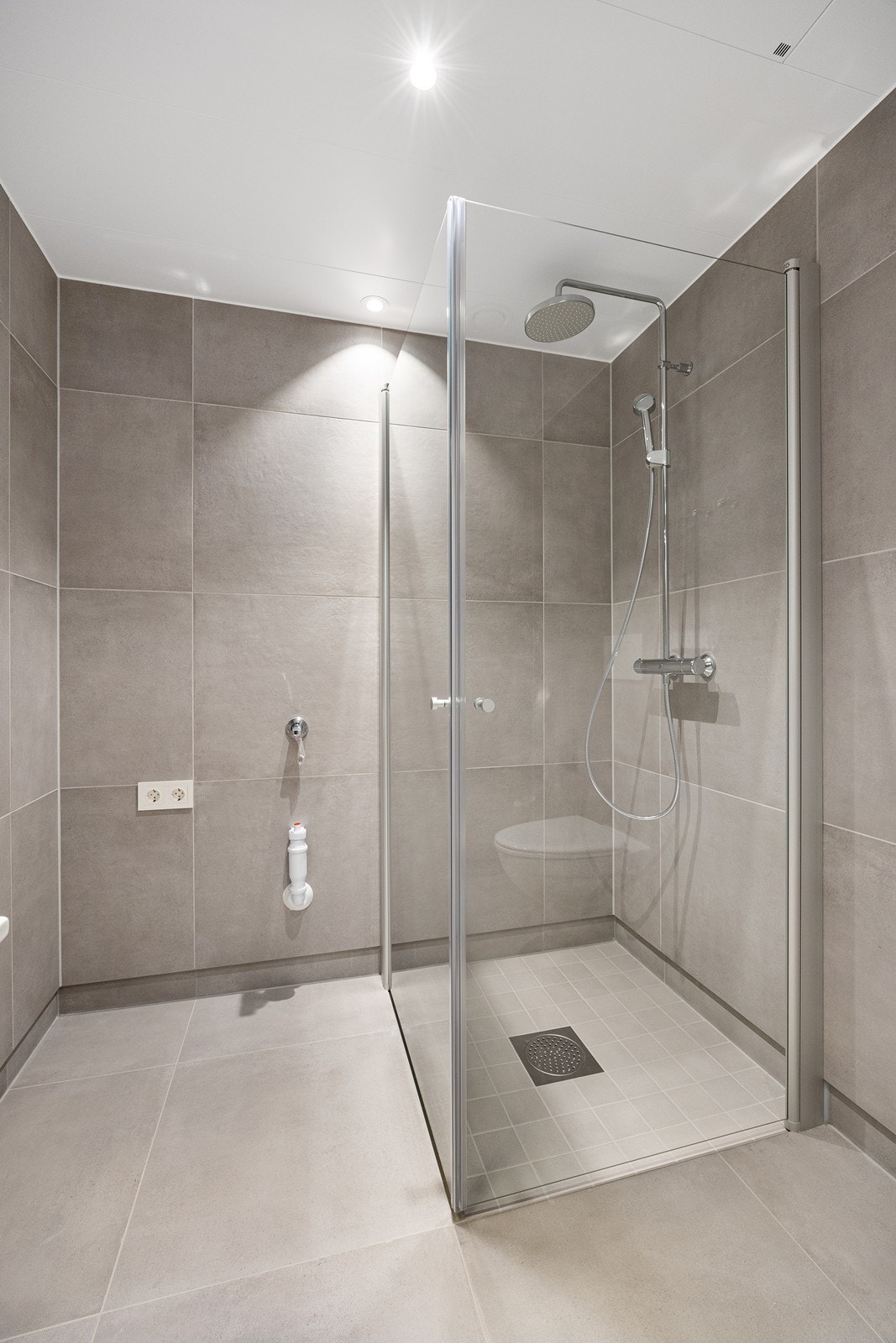 Det ene badet har opplegg for vaskemaskin og tørketrommel i vaskesøyle. Galleribilde