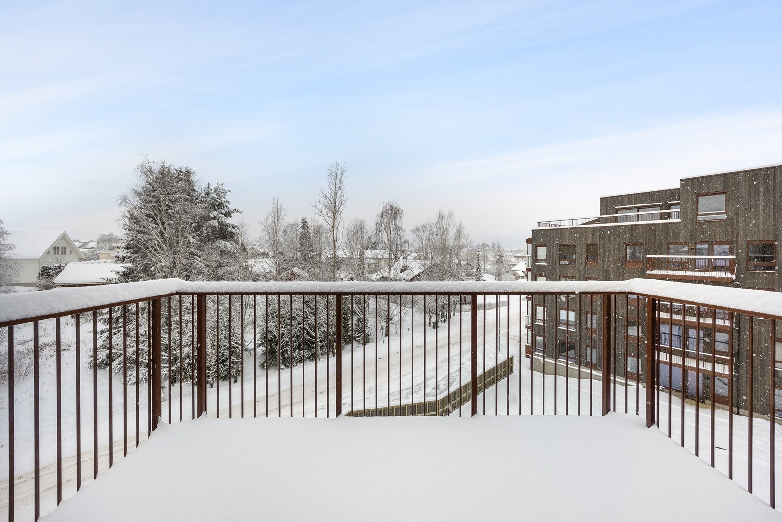 Balkongen er på rett under 9 kvm og byr på herlig kveldssol når sommeren melder sin ankomst. Galleribilde