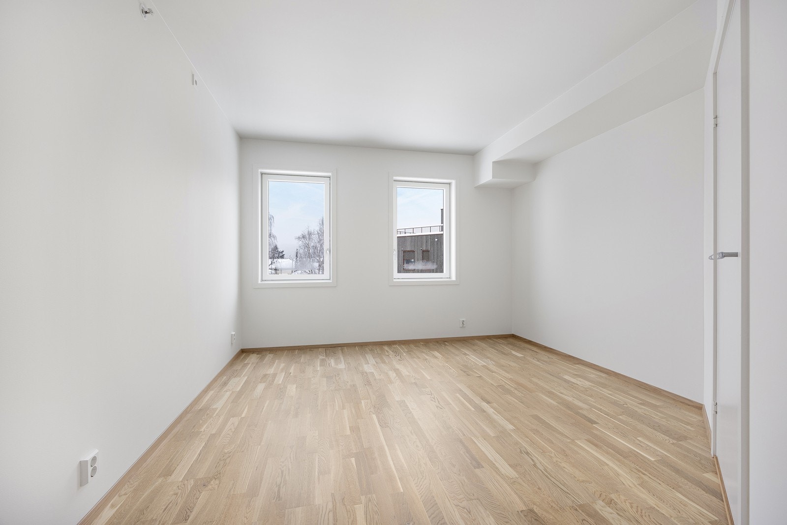 Leiligheten byr på to romslige soverom. Hovedsoverommet er tilknyttet eget baderom. Galleribilde