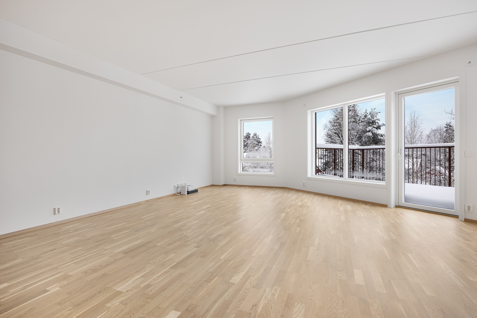 Med store vindusflater i stuen får man rikelig med lysinnslipp til leiligheten. Galleribilde