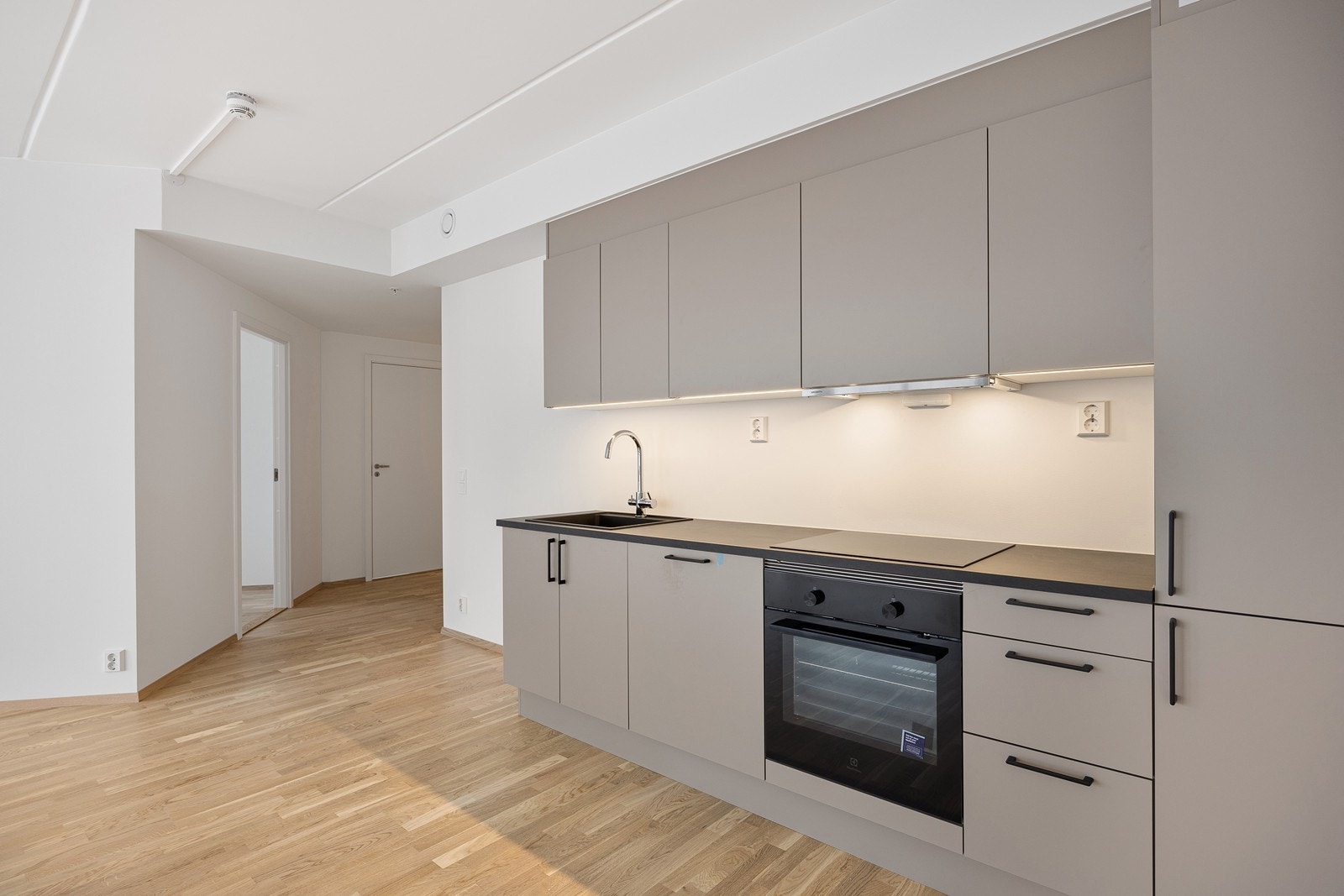 Kjøkkenet har integrerte hvitevarer fra Electrolux som følger salget. Galleribilde