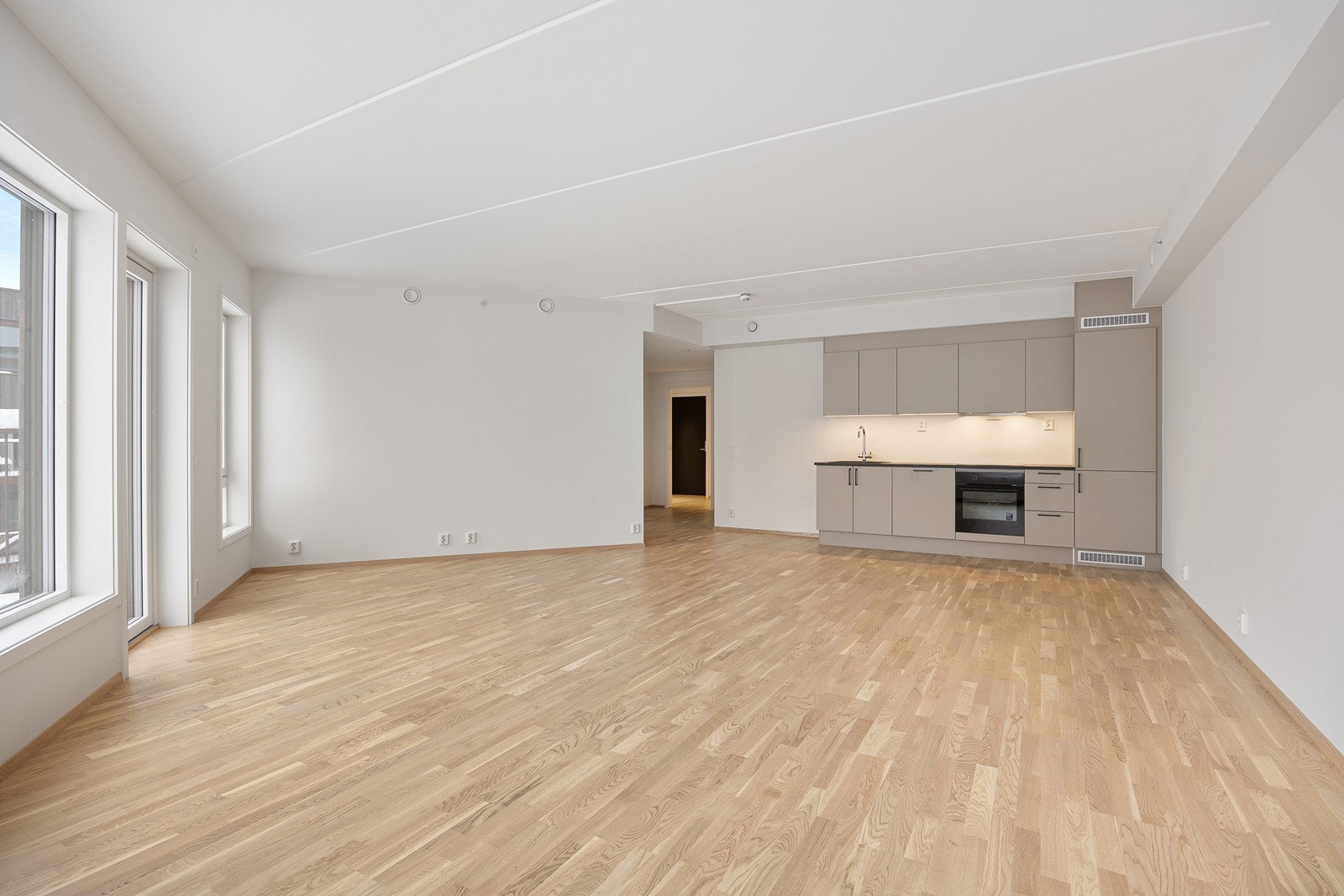 Kjøkkeninnredningen er i en beige delikat nyanse og er fra HTH. Galleribilde