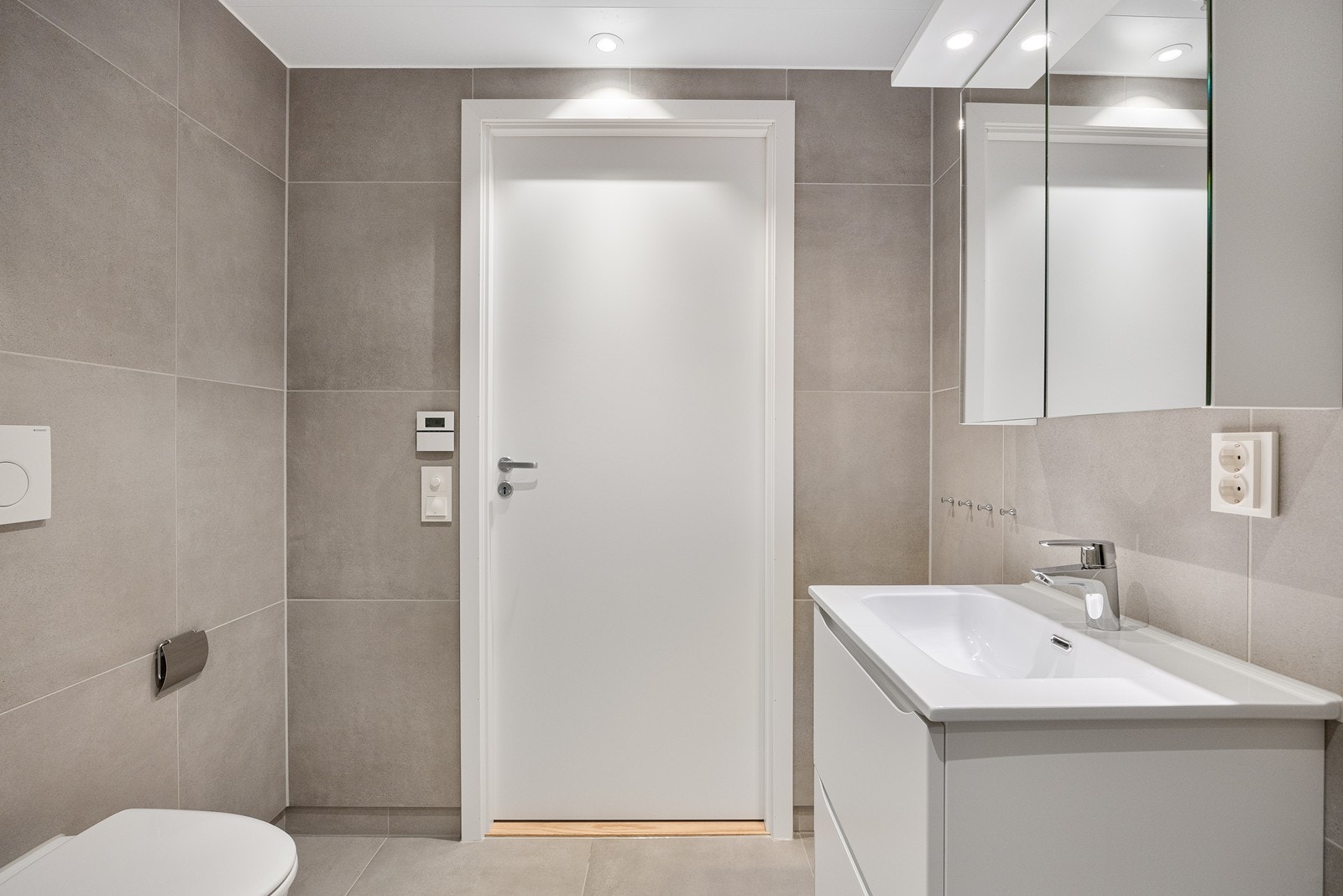 Baderommet som er i tilnytning til hovedsoverommet er i lik stil som hovedbadet. Galleribilde