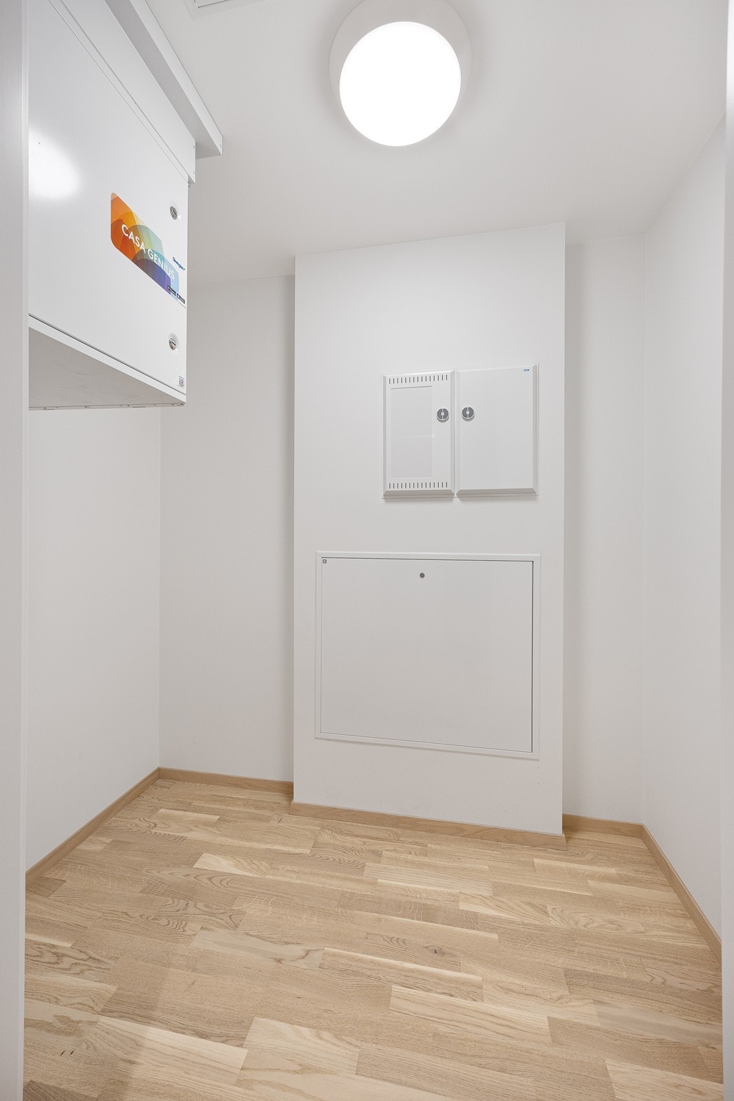 I tilknytning til entreen er det en praktisk bod for ekstra oppbevaring. Her er også teknisk aggregat, sikringsskap mm. plassert. Galleribilde