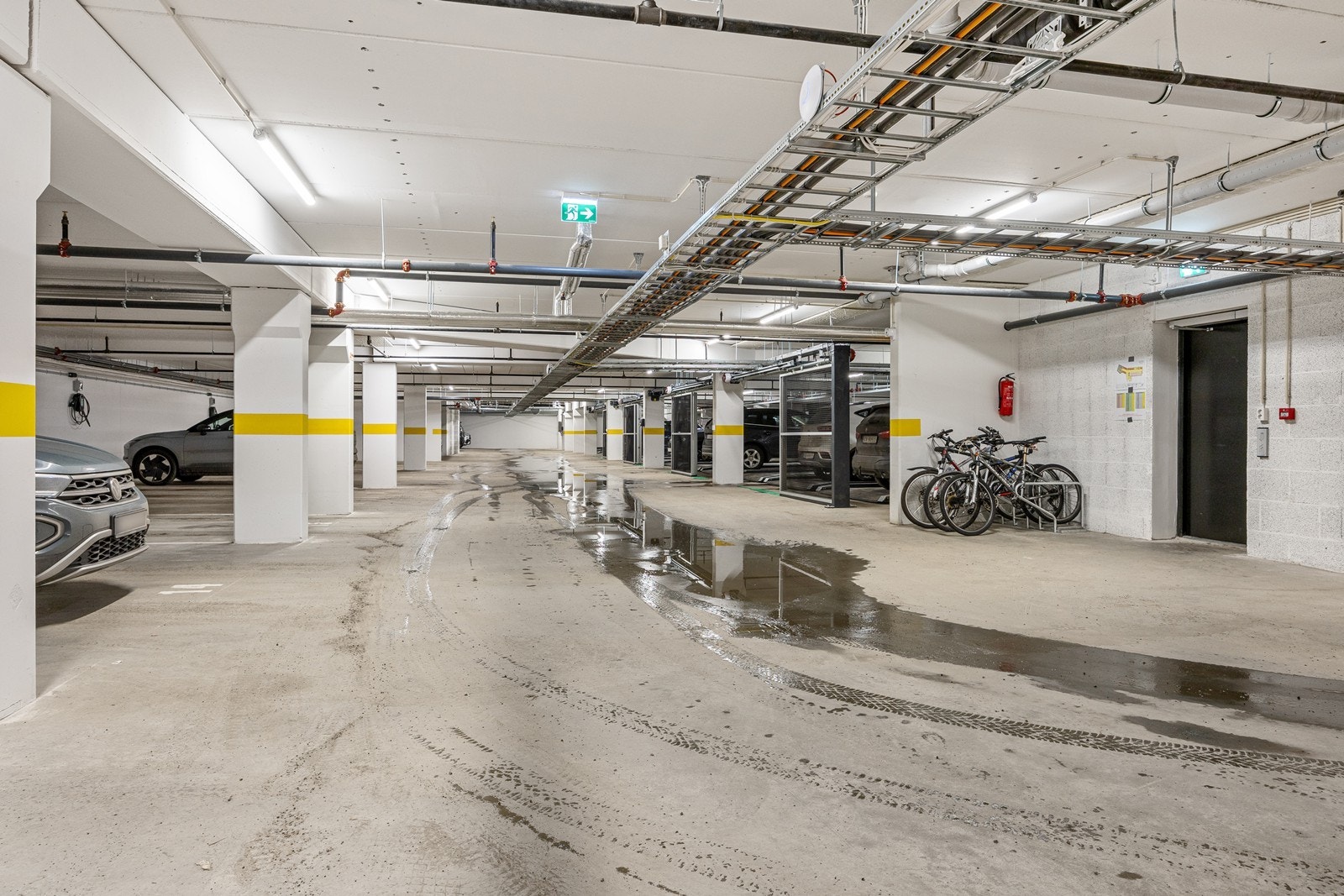 Garasjeanlegg i kjeller. Galleribilde