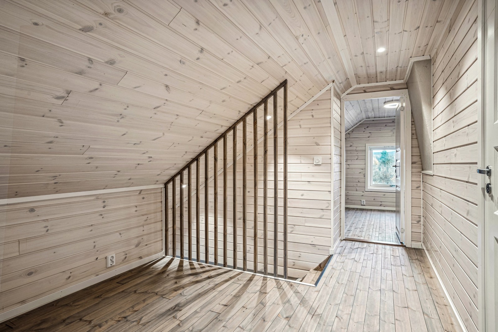 I loftsgangen er det plass for å lage til et lite kontor Galleribilde