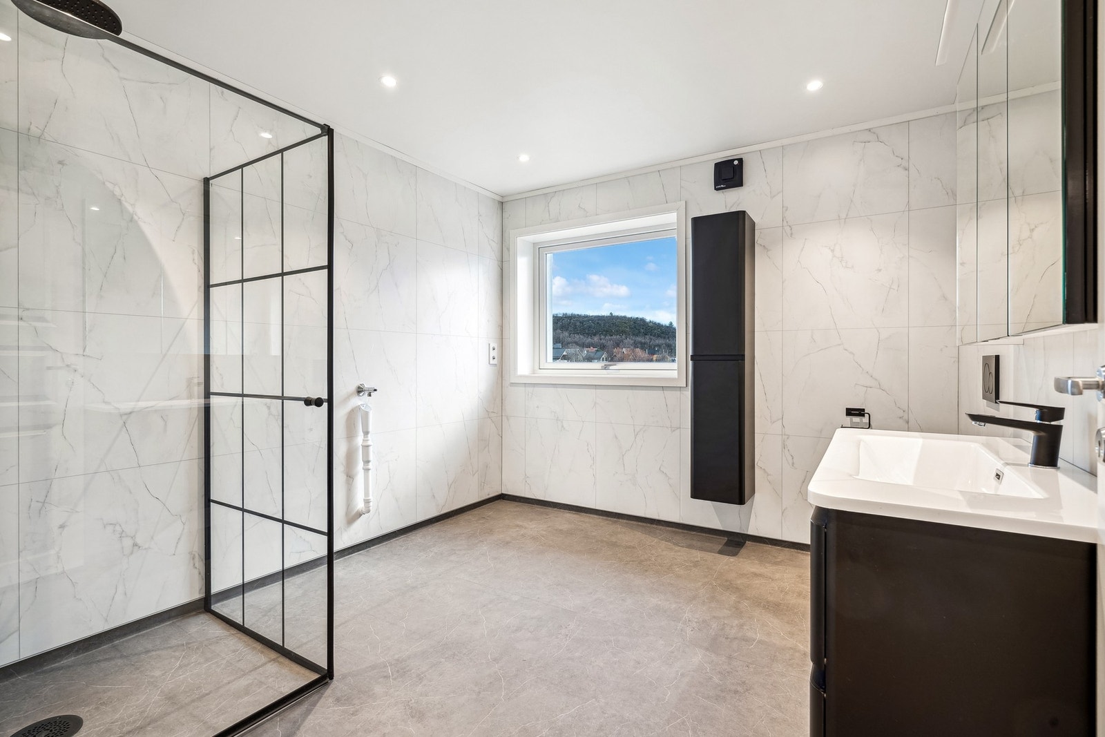 Badet er av god størrelse. Her er også opplegg for vaskemaskin og tørketrommel Galleribilde