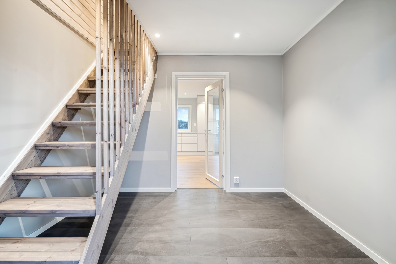 Entrèen er romslig og det er god plass for å lage til oppbevaring av klær og sko Galleribilde