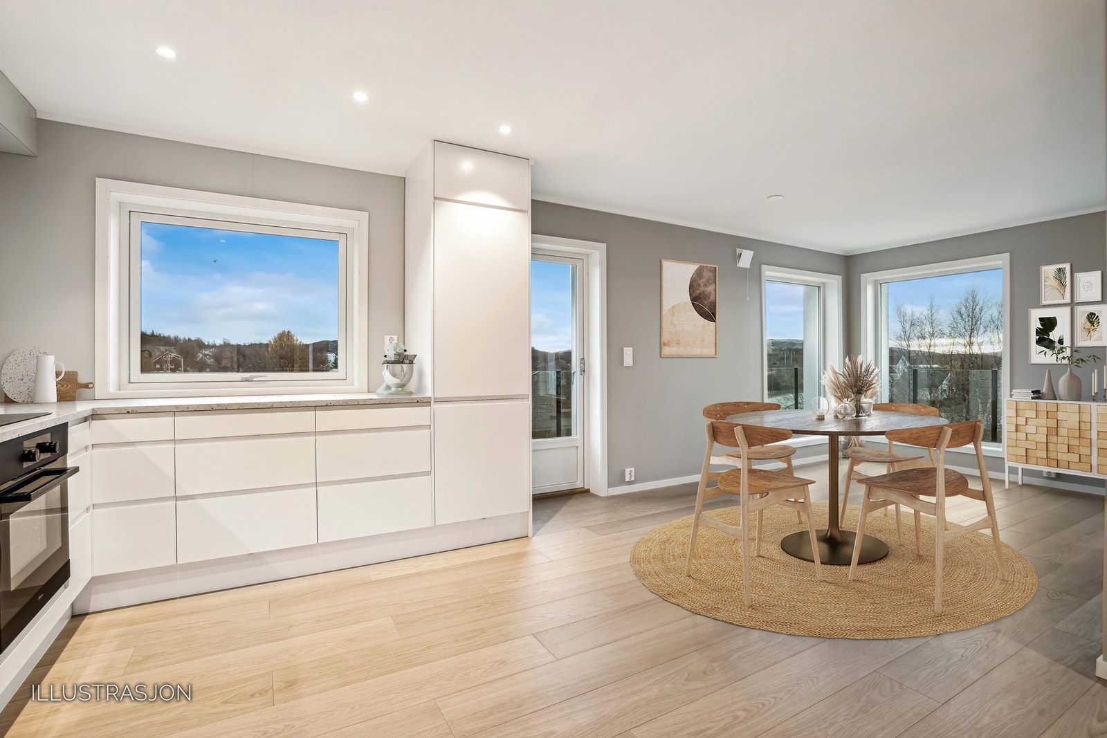 Kjøkkenet ligger i åpen løsning mot spisestuen og stuen. Fra spisestuen er det utgang til terrasse. Foto: Silje L Kvammen Galleribilde