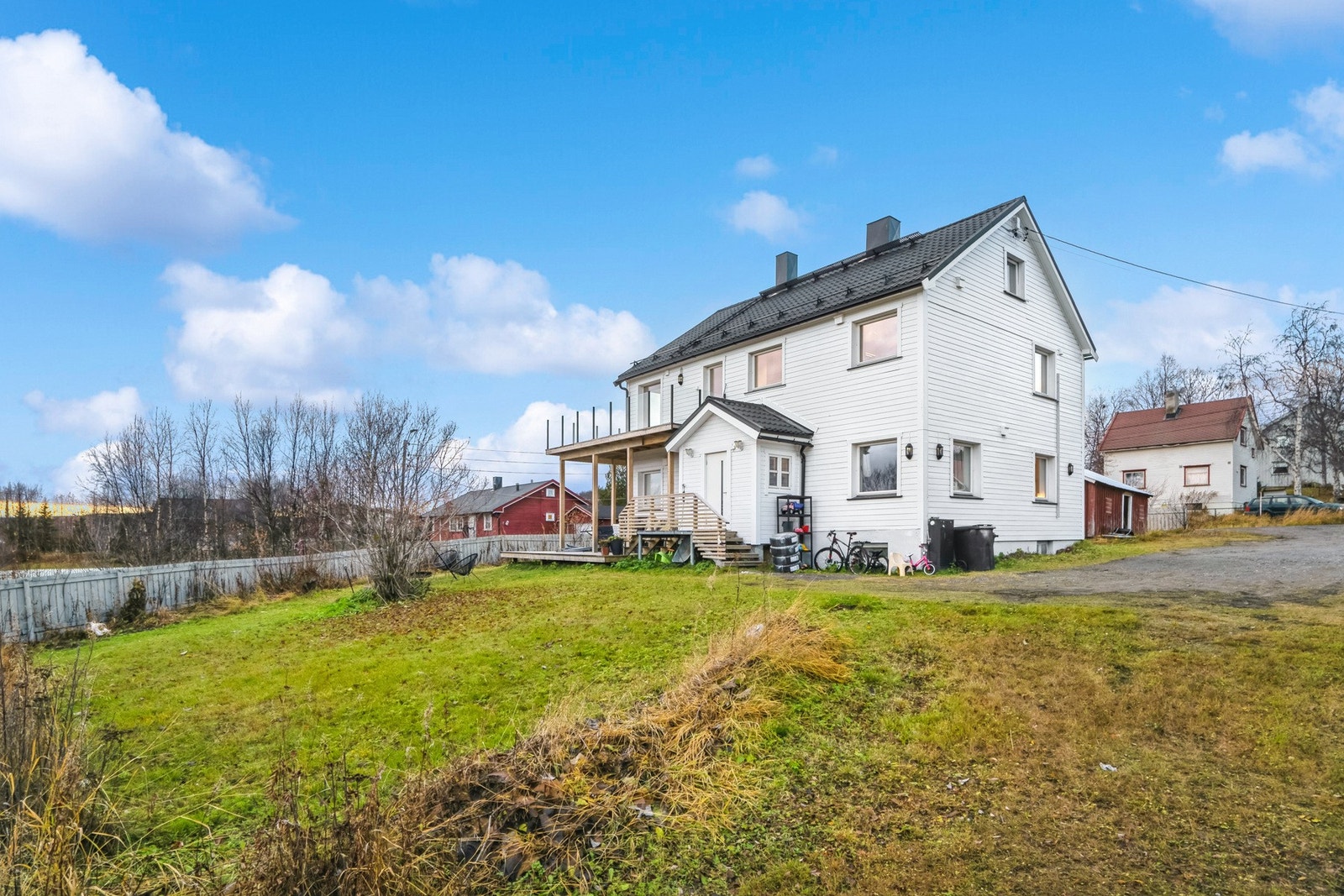 Boligen er under seksjonering og vil bestå av 2 seksjoner totalt. Det er muligheter for å kjøpe begge enhetene Galleribilde