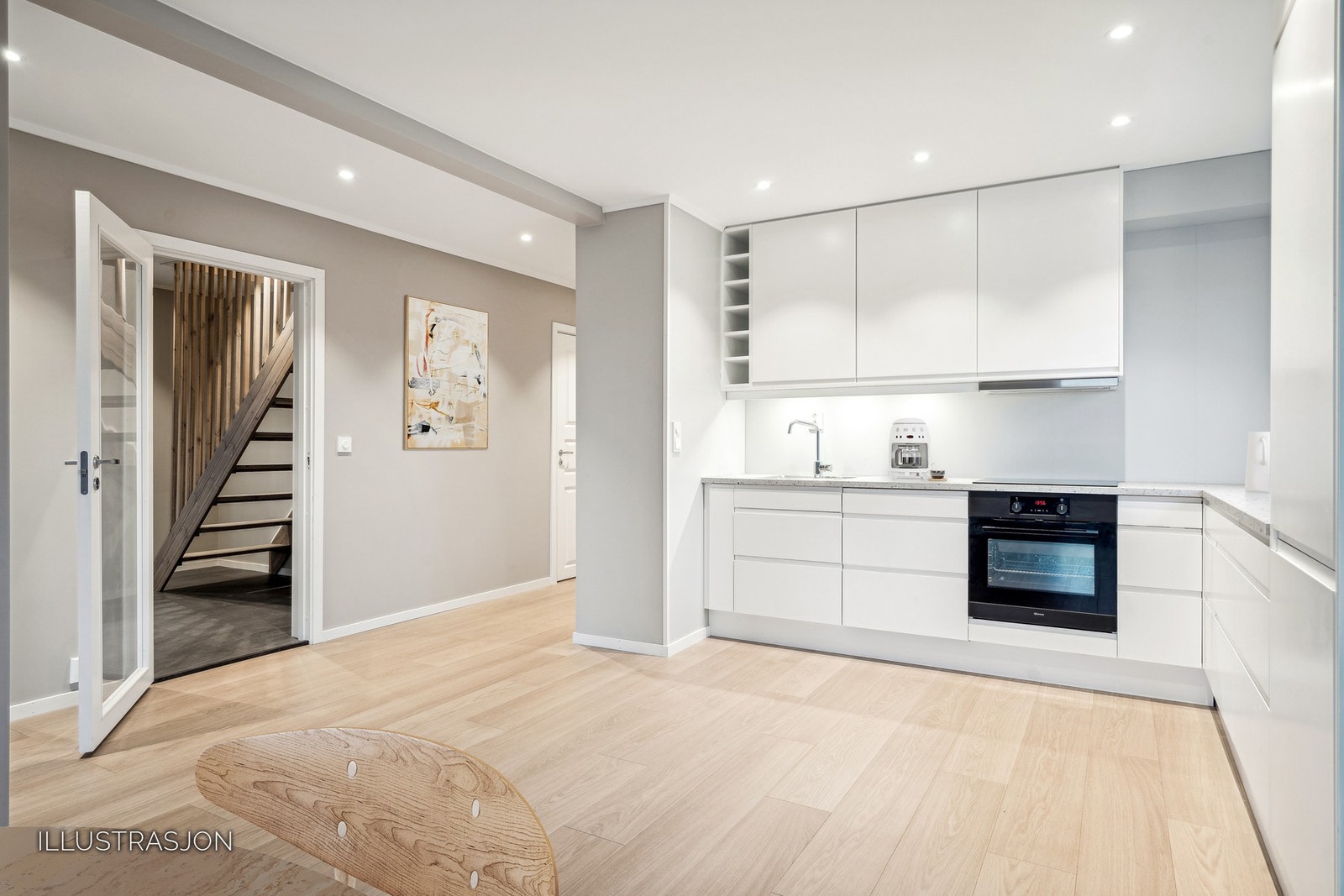 Kjøkkeninnredning fra 2023 har integrerte hvitevarer Galleribilde