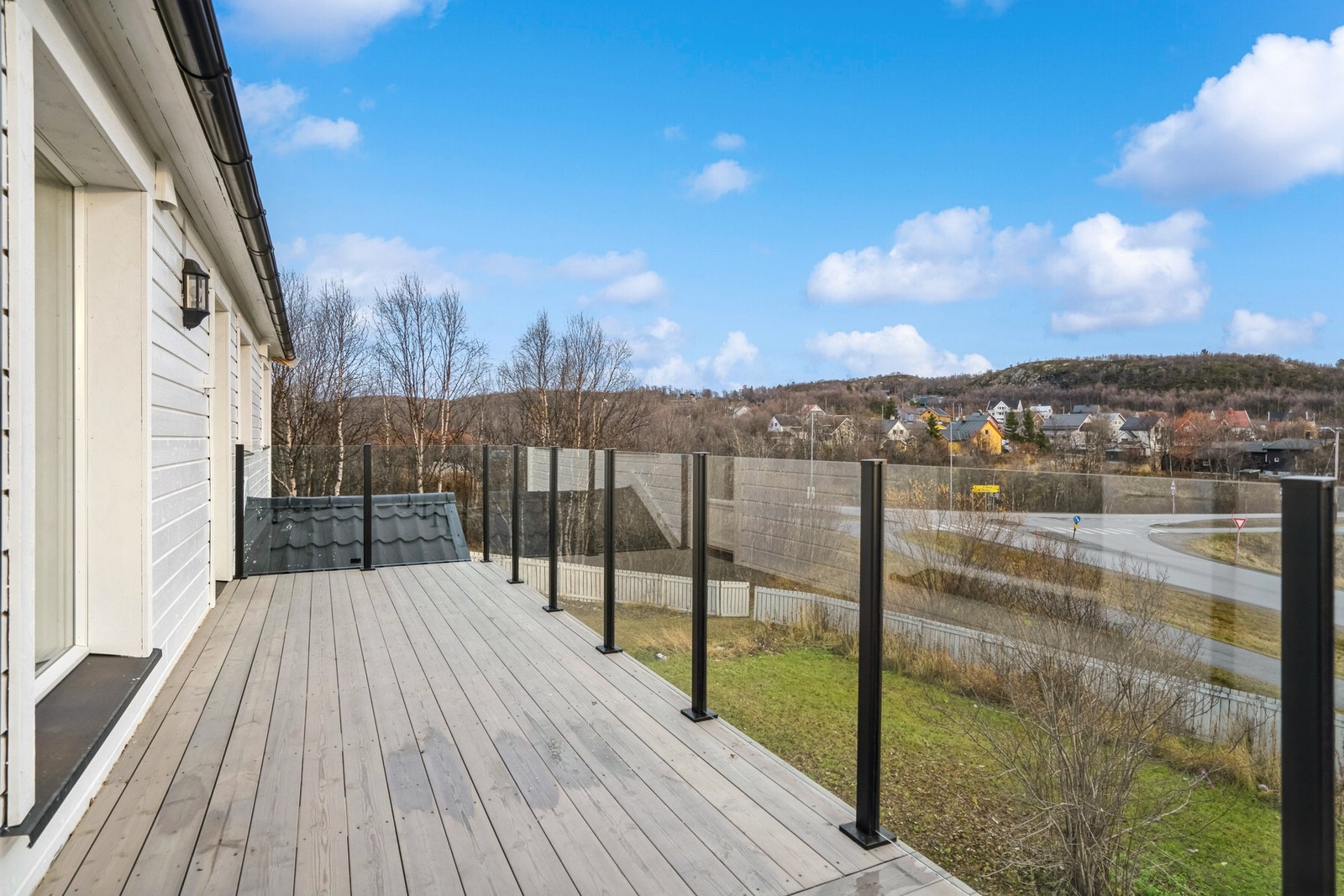 På terrassen er det plass til både grill og utemøblement Galleribilde