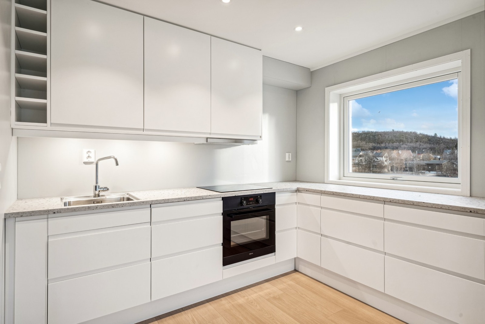 Innredningen har glatte fronter og godt med benkeplass Galleribilde