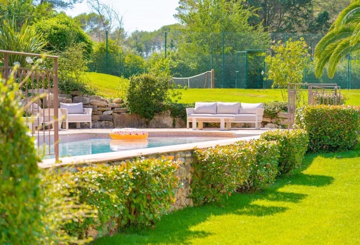 Stort svømmebasseng og en tennisbane! Galleribilde