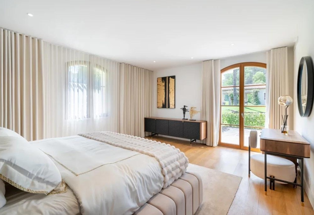 Soverom 1 er lyst og innbydende, med store vinduer som slipper inn rikelig med dagslys og gir en fantastisk start på dagen, samt utsikt mot den vakre bakgården. Galleribilde