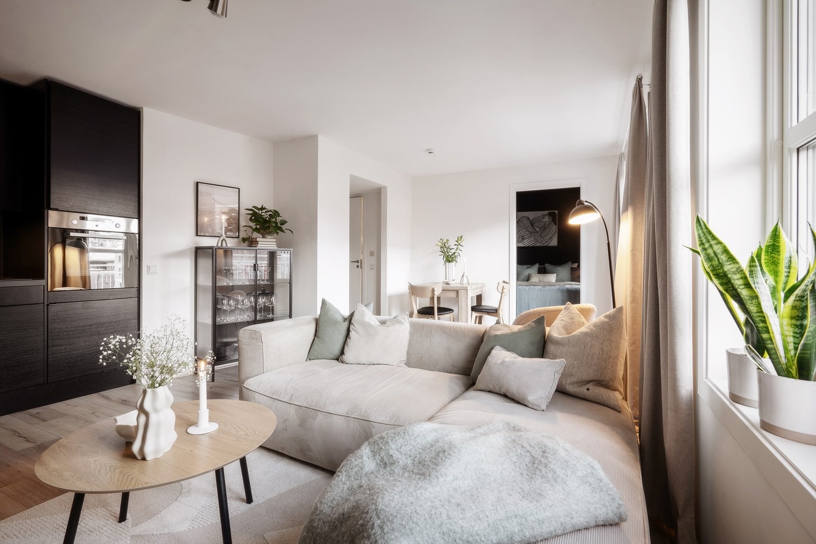 Stuen og kjøkkenet danner et luftig og innbydende allrom på ca. 22 kvm. Galleribilde