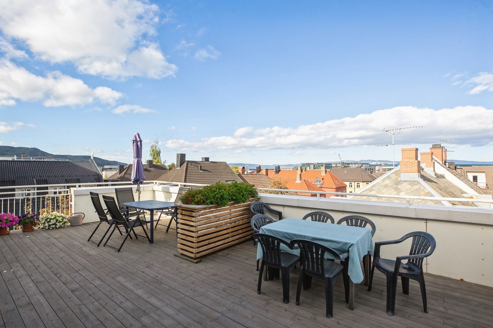 Leiligheten disponerer to felles takterrasser. Borettslaget byr også på en felles sykkelbod, i tillegg til en privat bod i kjeller. Galleribilde