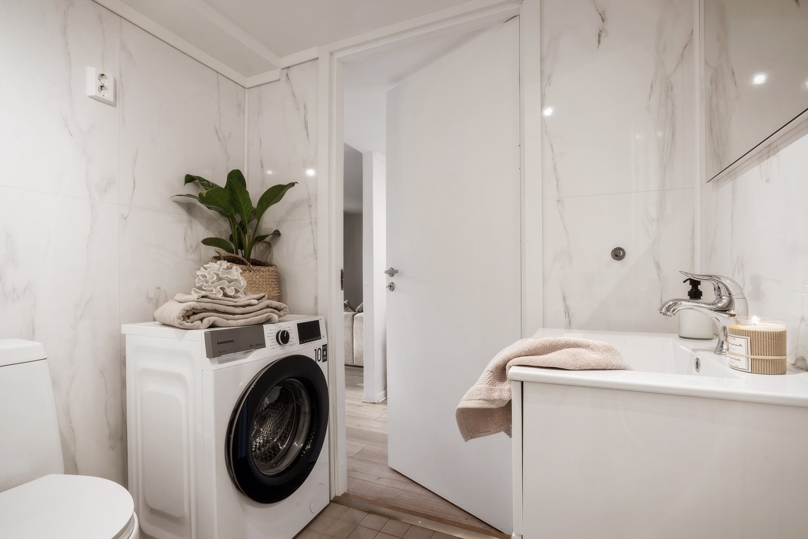 Badet er utstyrt med gulvvarme, mekanisk avtrekk og opplegg for vaskemaskin. Galleribilde