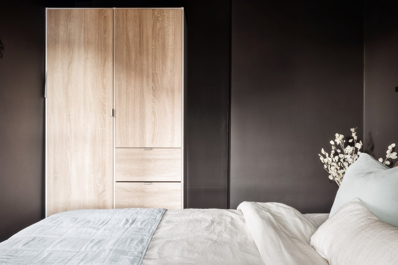 I en nisje på soverommet er det plassert et romslig garderobeskap. Galleribilde